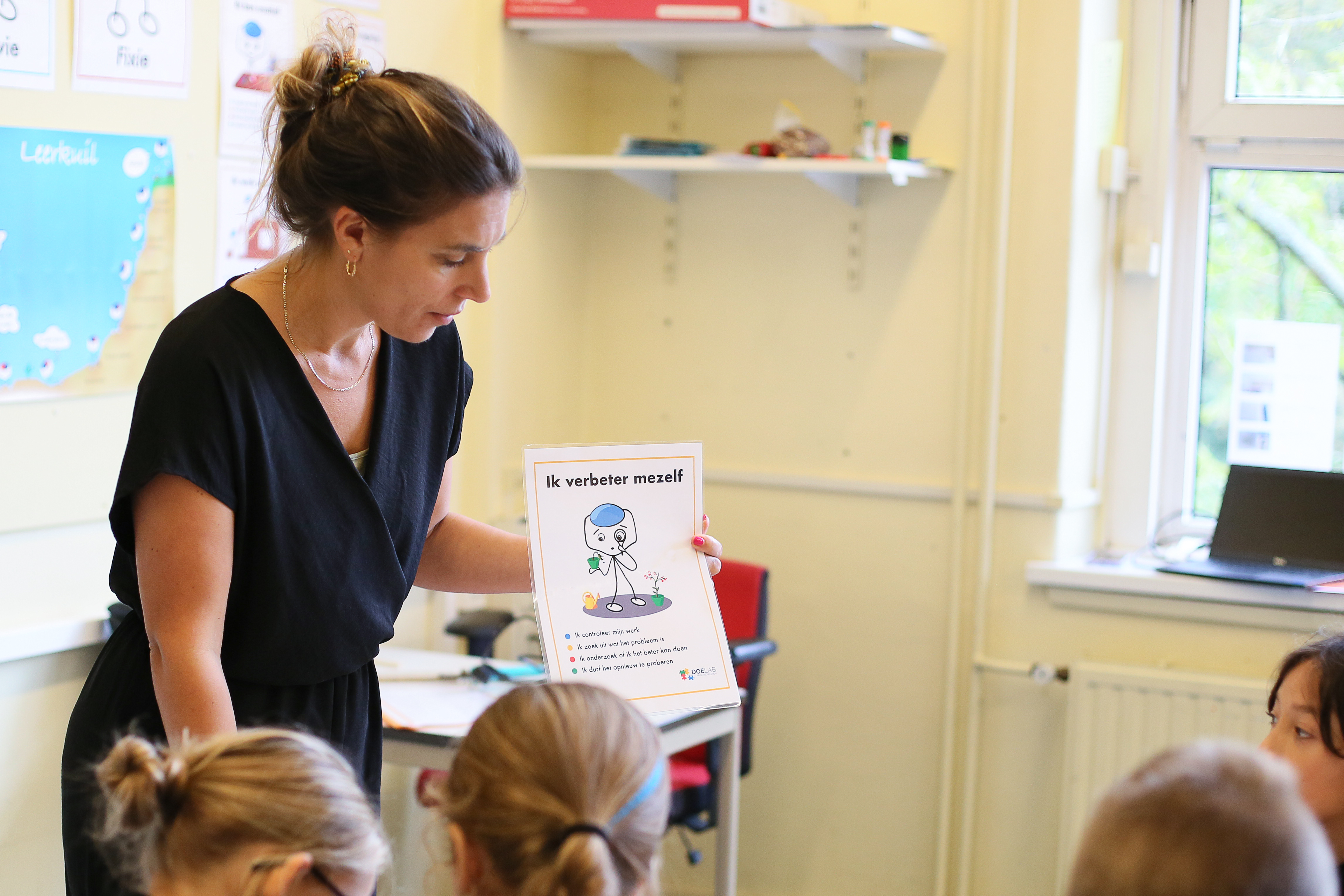 Leerkracht bespreekt groeimindset-poster met leerlingen
