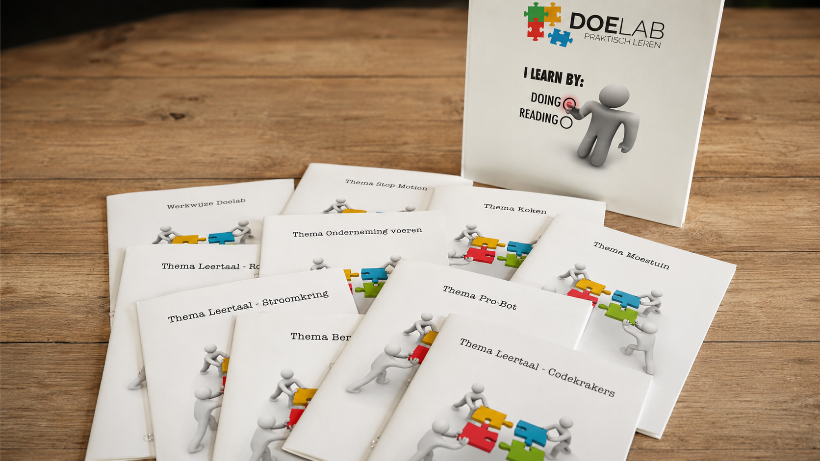 Doelab-themaboekjes uitgespreid op tafel