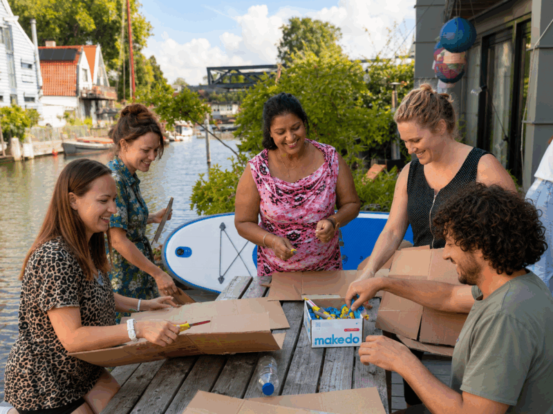 Creatieve teamworkshop buiten aan het water tijdens een teamdag in Amsterdam-Noord